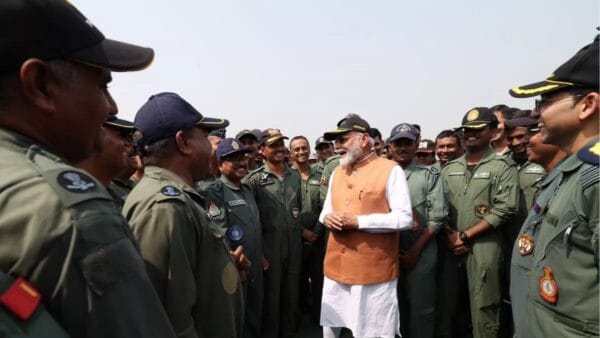 pm-modi-meet-to-airforce-soldior.jpg