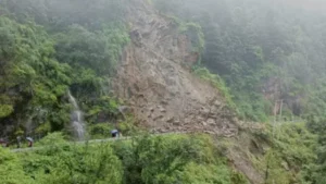 landslide_at_sonu_bangla_between_shoghi_tara_devi_1661006097.webp.webp.webp