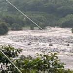मूसलधार बारिश से तबाही, पुल बहा, मकानों को ख़तरा