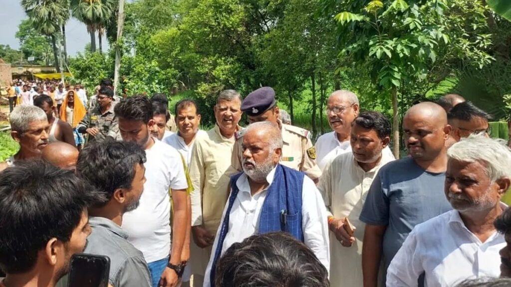 attak-on-minister-and-MLA.jpg
