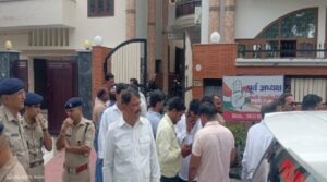 haridwar-men-loot.jpg