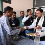 उत्तराखंड के मुख्यमंत्री पुष्कर सिंह धामी ने हल्द्वानी में ‘थाल सेवा’ में थालसेवक बनकर दी सेवा