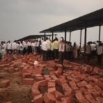 दर्दनाक हादसा: तूफानी बारिश में दीवार गिरने से छह श्रद्धालुओं की मौत, 15 घायल