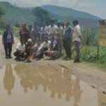 उत्तराखंड: सड़क की बदहाली के खिलाफ अनोखा विरोध, लोगों ने किया गड्ढों का पूजन